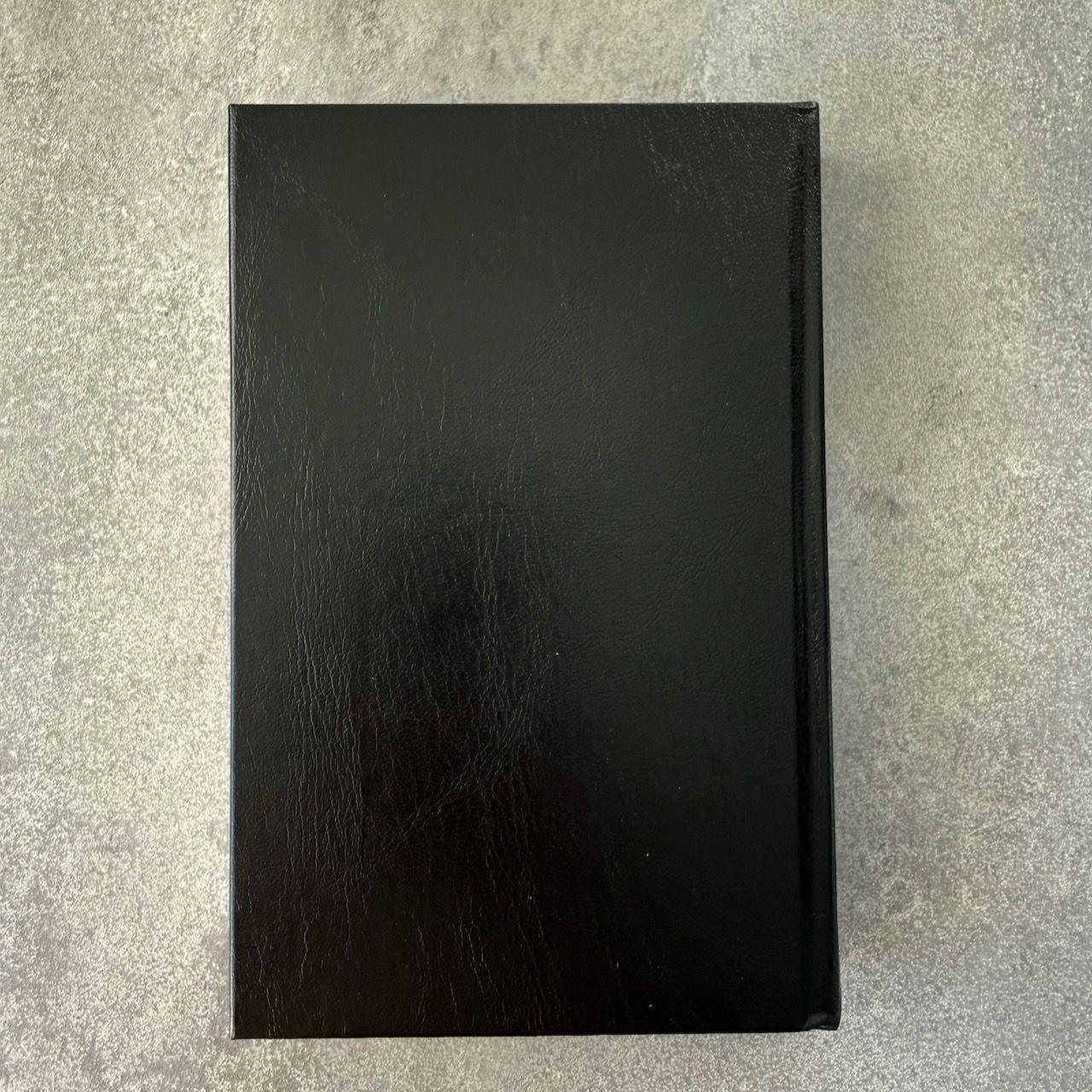 Дисконт титульная страница чуть больше ,  чем все остальные. Библия Геце 057, код 25057-1, цвет черный, твердый переплет, две закладки, цветные карты, приложение Библейский спутник, размер 138*213 мм