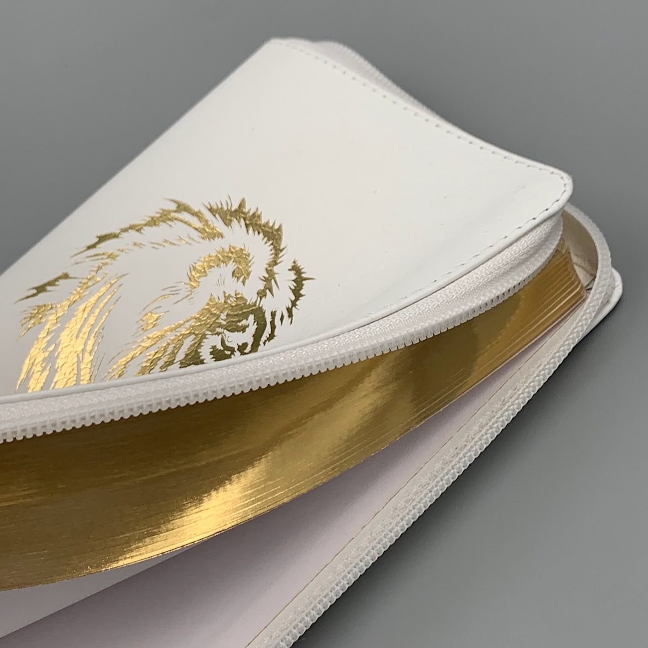 Библия 048 z код 25048-12 дизайн "золотой лев", кожаный переплет на молнии, цвет белый пятнистый, формат 125*195 мм