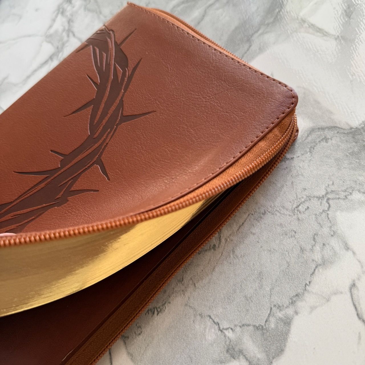 Библия 055z код 26055-32  термо штамп "терновый венец", переплет из эко кожи на молнии, цвет светло-коричневый, средний формат, 143*220 мм