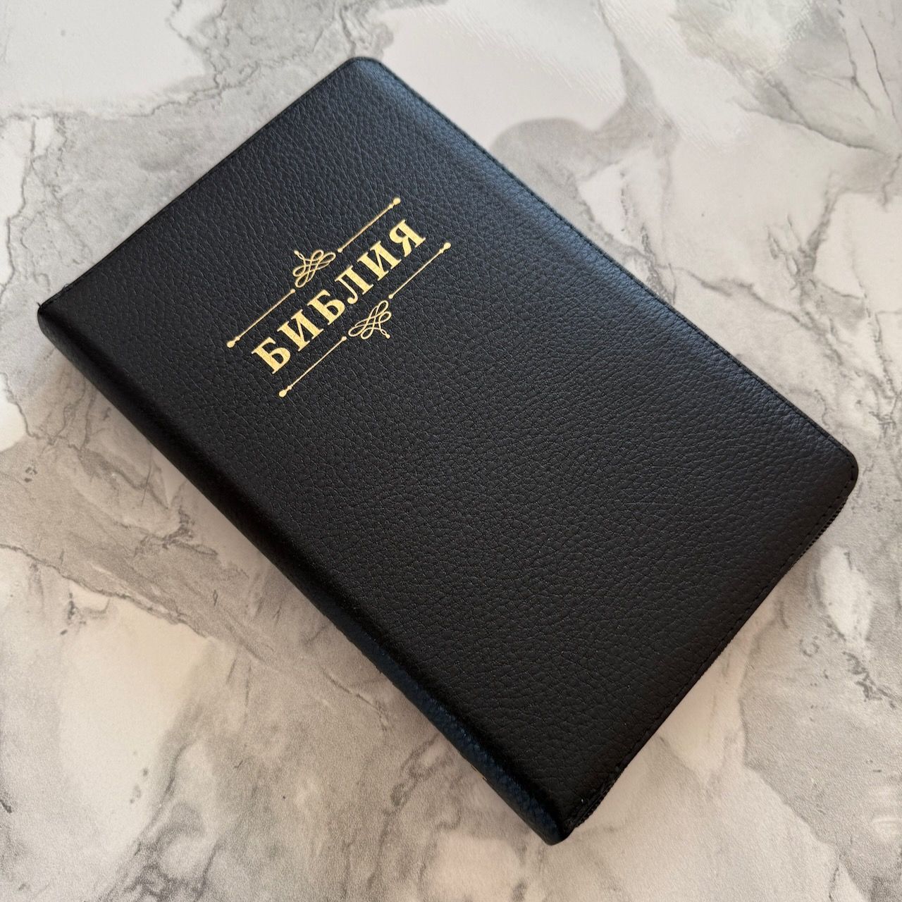 Библия 055 код 26055-50 дизайн "Библия с вензелем", переплет из премиальной натуральной кожи на молнии с индексами, цвет черный, средний формат, 143*220 мм