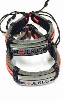 Браслет кожаный с металлической платиной с надписью "I love JESUS", красные шнурочки