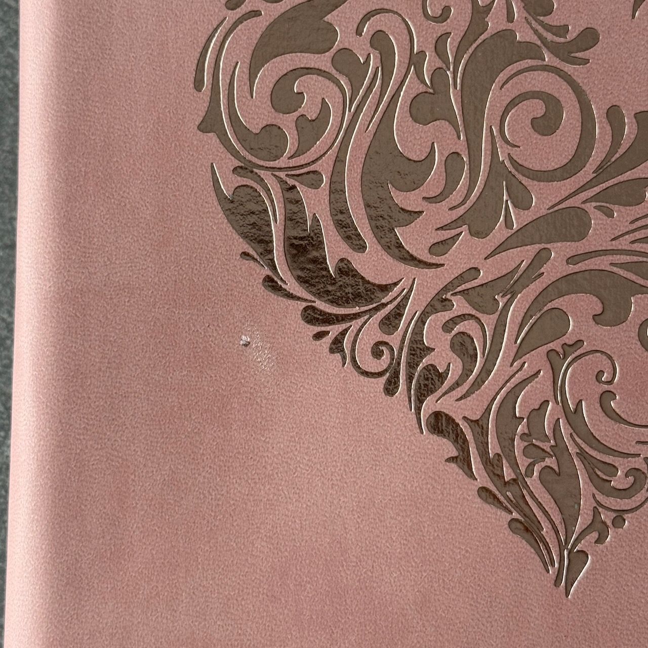 Дисконт №2 на лицевой обложке бело-серая точка слева по центру. Библия 076zti код 25076-40, дизайн "розово-золотое сердце", переплет из эко кожи на молнии с индексами,  цвет розовый, размер 170x240 мм