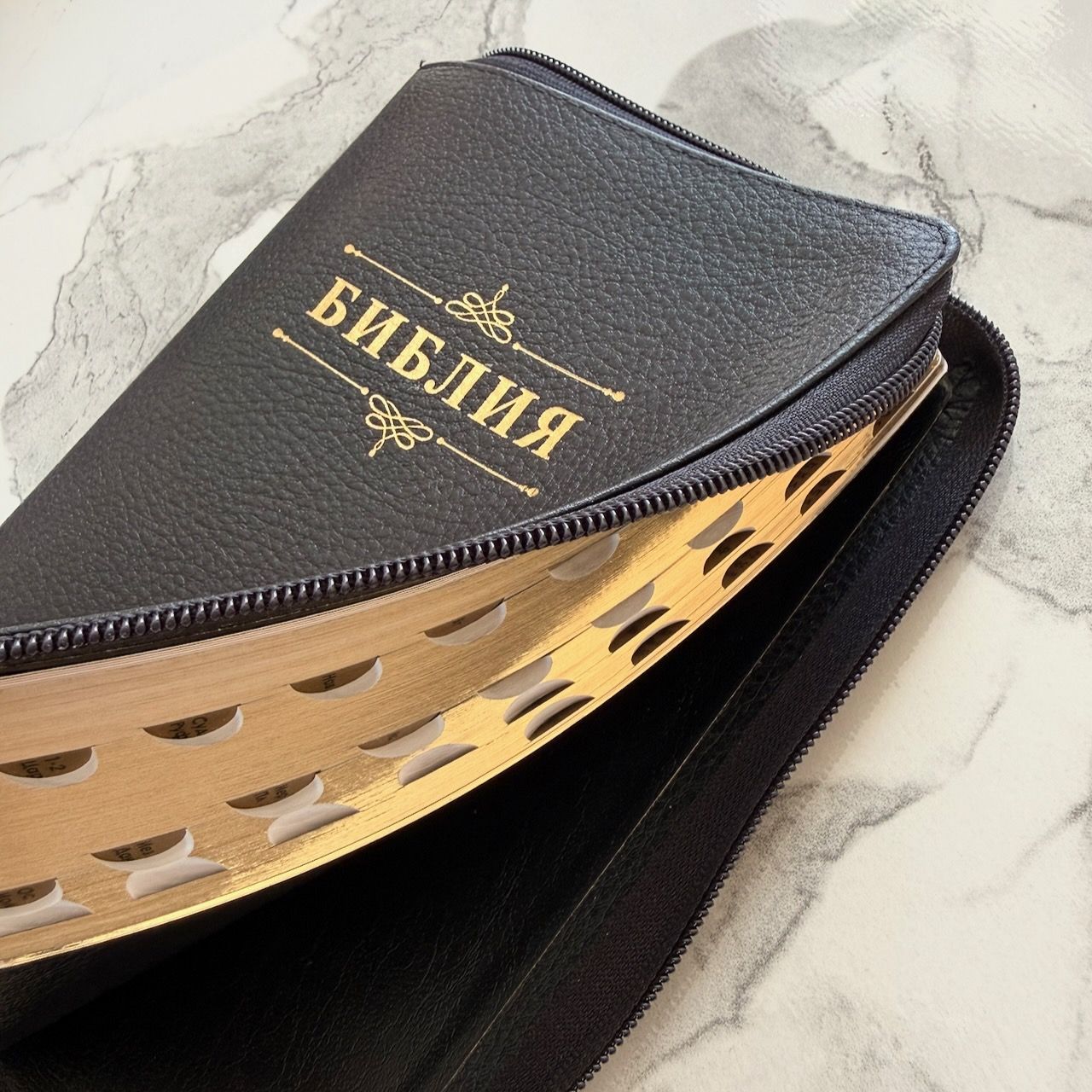 Библия 055 код 26055-50 дизайн "Библия с вензелем", переплет из премиальной натуральной кожи на молнии с индексами, цвет черный, средний формат, 143*220 мм