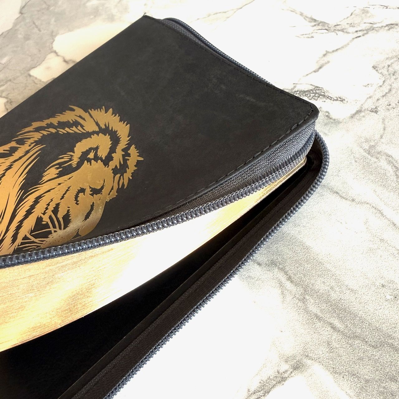 Библия 055z код 26055-14 дизайн "золотой лев", кожаный переплет на молнии, цвет серый пятнистый, средний формат, 143*220 мм