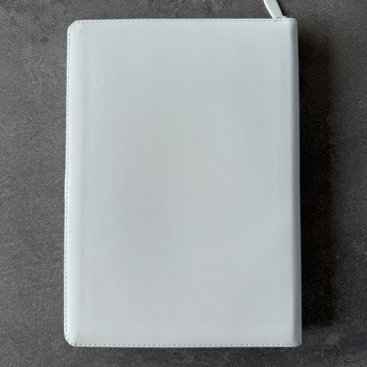 Дисконт еле заметная серая точка на лицевой обложке слева по центру. Библия 076zti код 25076-11,  "Семейная библия", улучшенный кожаный переплет на молнии с индексами,  цвет белый, размер 170x240 мм