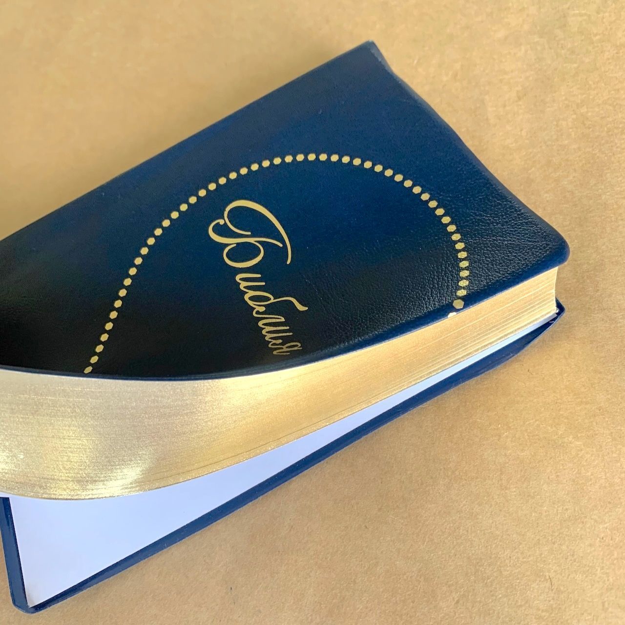 Библия 048 код E9 дизайн "Сердце", переплет искусственной кожи, цвет темно-синий, формат 125*190 мм, золотой обрез, синодальный перевод, паралельные места по центру страницы, 2 закладки, шрифт 10-11 кегель, цветные карты