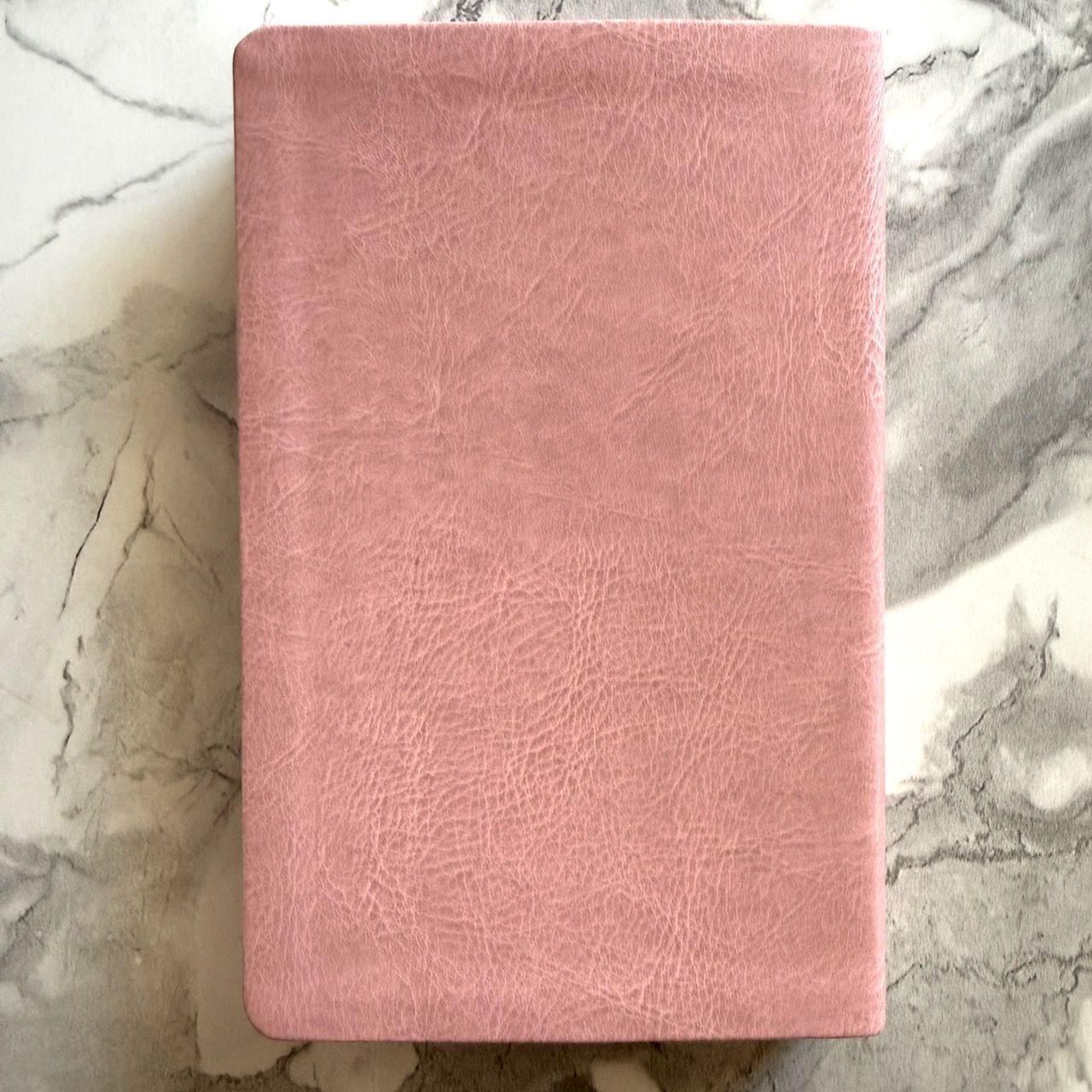 Библия 055 код 26055-43 дизайн "Библия с вензелем", переплет из эко кожи, цвет розовый, средний формат, 143*220 мм