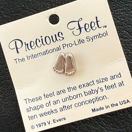 Значок "Пяточки", оригинальный размер 10 недельного ребенка,  металлический , цвет "серебро", размер 10*10 мм