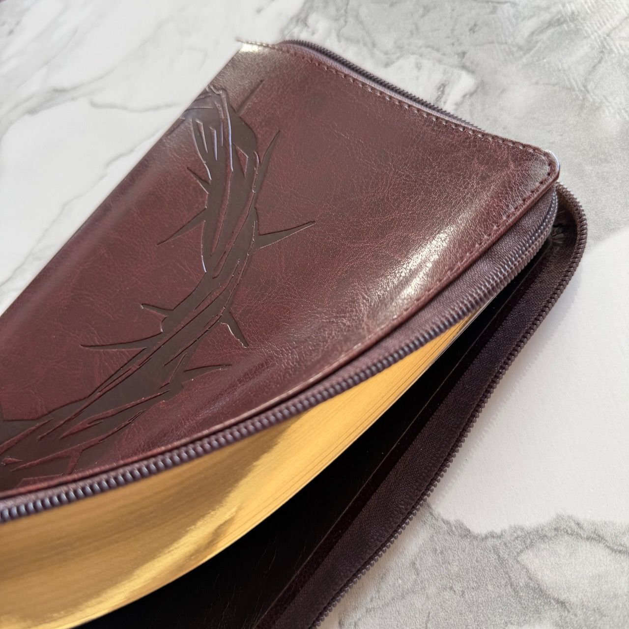 Библия 055z код 26055-35 термо штамп "терновый венец", переплет из эко кожи на молнии, цвет темно-бордовый, средний формат, 143*220 мм