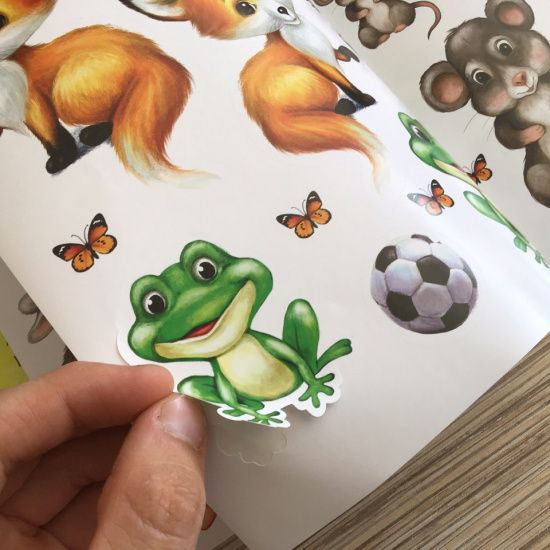 В гостях у лисички + 50 наклеек. Для детей 3+ Интересный рассказ и заданиями с наклейками.