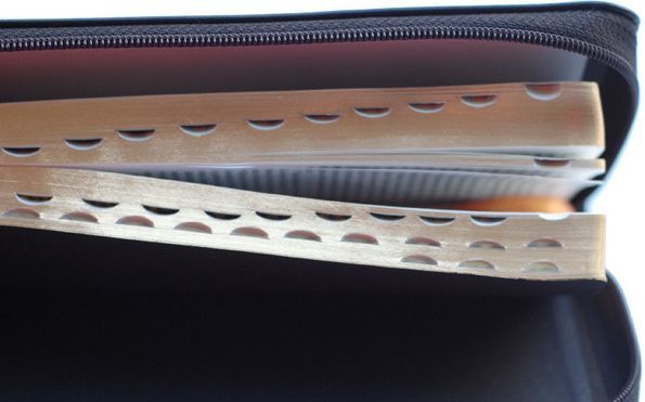 БИБЛИЯ 047УZТi кожаный переплет с молнией и с индексами, черная, формат 90х180 мм, текст в одну колонку, код 1258