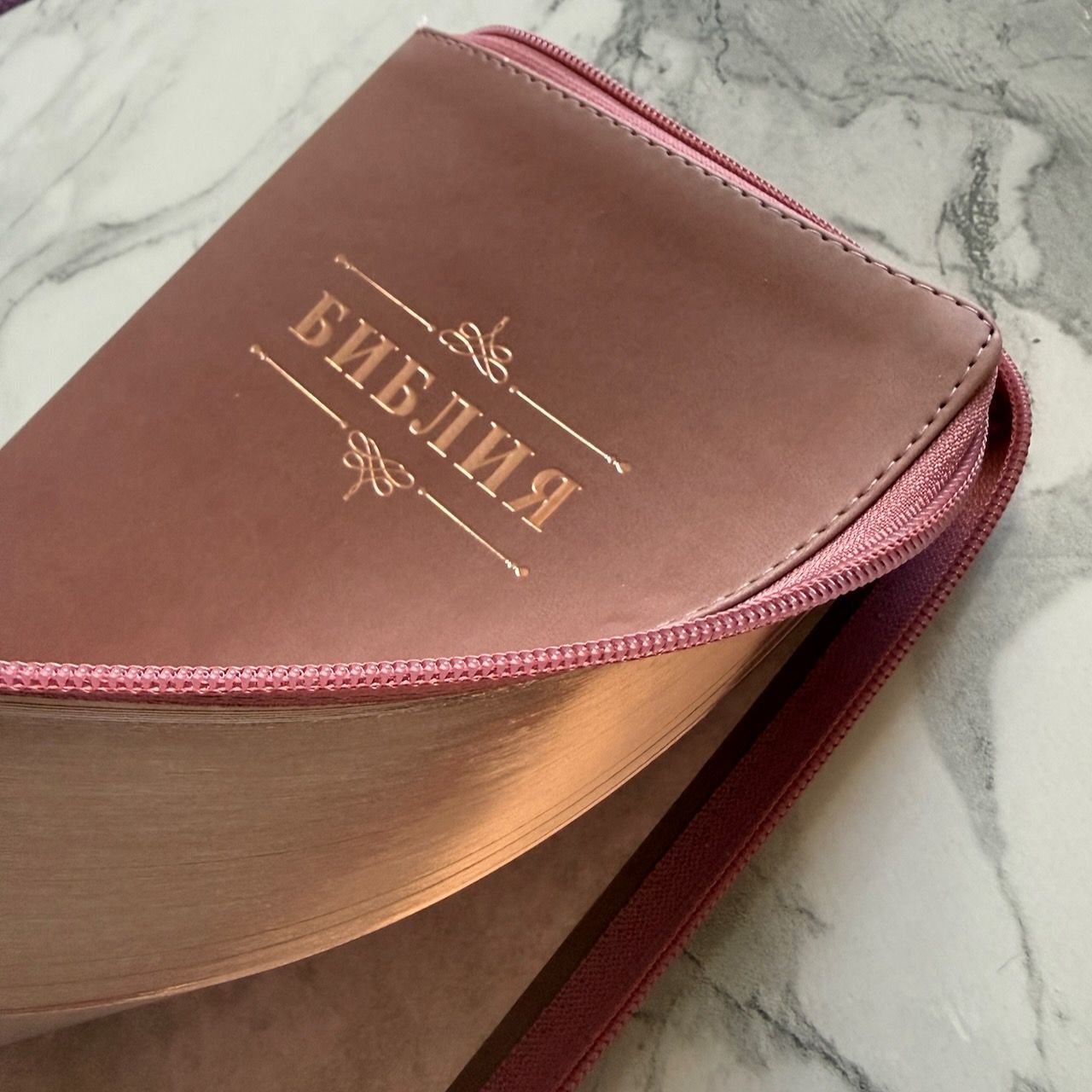 Библия 055 z код 26055-23 слово "Библия с вензелем", переплет из эко кожи на молнии, цвет персиковый, средний формат, 143*220 мм
