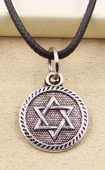 Кулон металлический круглый жетон внутри Звезда Давида, размер 18*15 мм, цвет "Серебро" на кожаном шнурочке с металлической застежкой 45+5 см