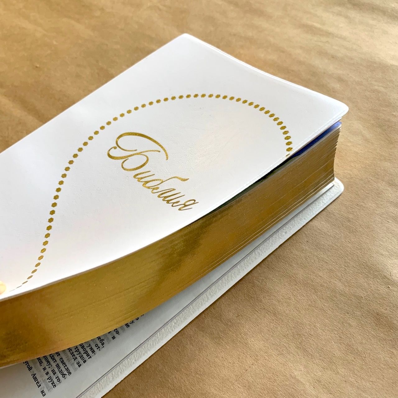 Библия 048 код E4 дизайн "Сердце", переплет искусственной кожи, цвет белый, формат 125*190 мм, золотой обрез, синодальный перевод, паралельные места по центру страницы, 2 закладки, шрифт 10-11 кегель, цветные карты