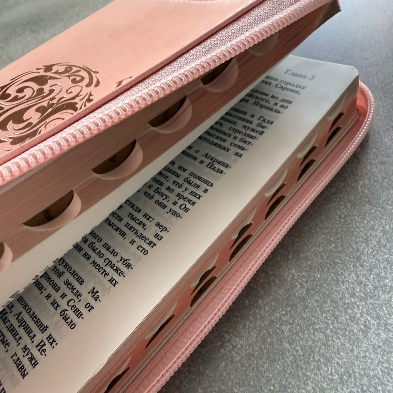 Дисконт №1 на задней стороне белая точка справа по центру. Библия 076zti код 25076-40, дизайн "розово-золотое сердце", переплет из эко кожи на молнии с индексами,  цвет розовый, размер 170x240 мм