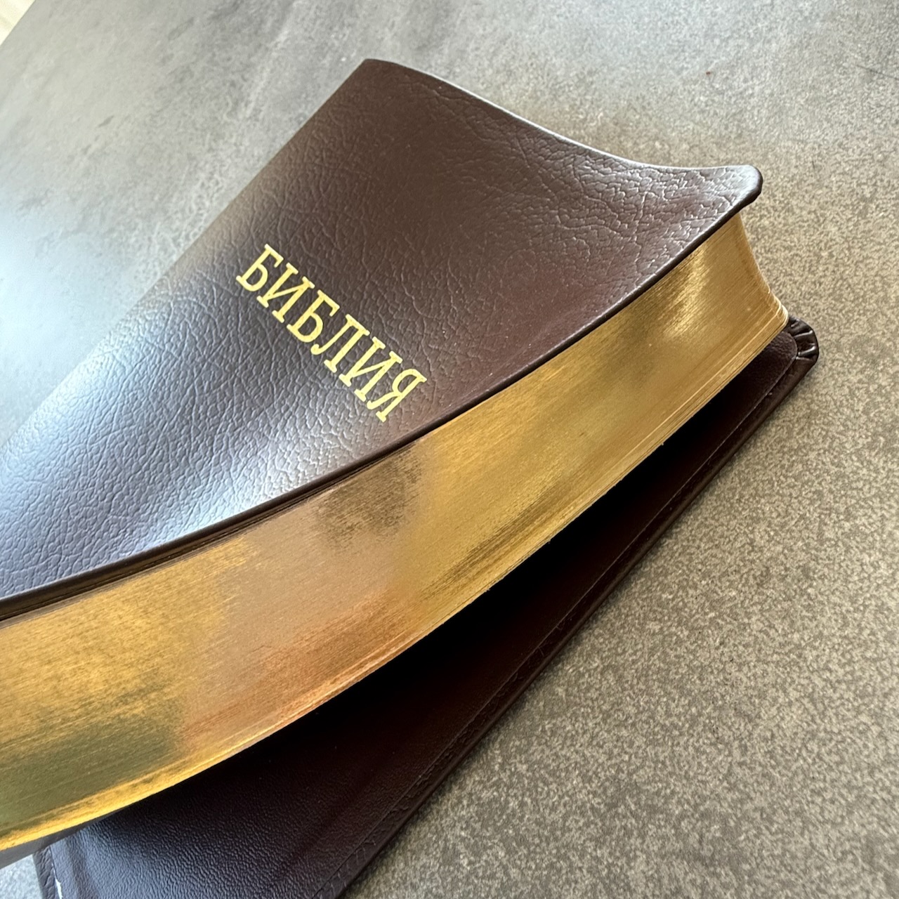 Библия в современном русском переводе 061. под редакцией Кулакова. Кожаный переплет, золотые страницы, цвет темно-коричневый