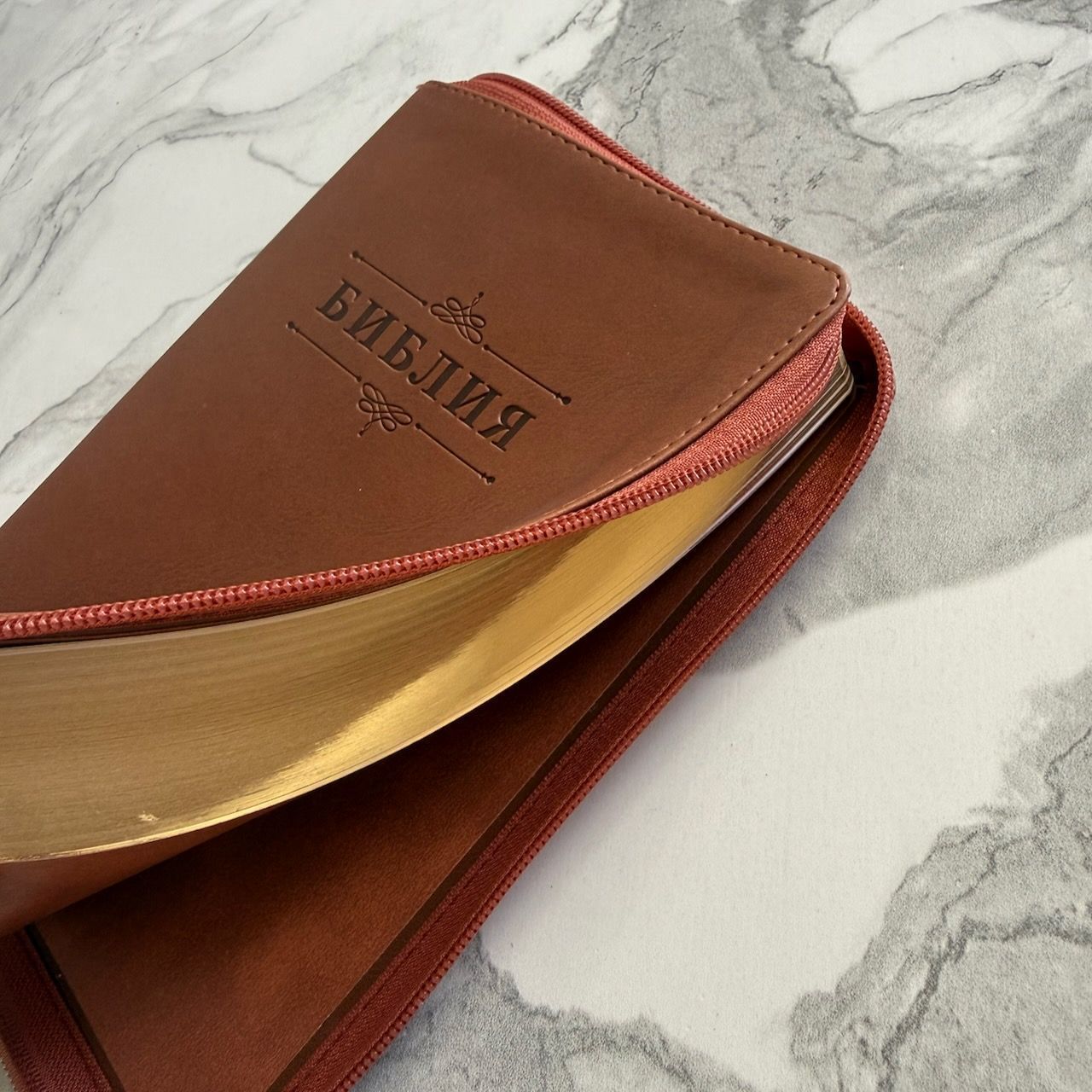 Библия 055z код 26055-31  термо штамп слово "Библия с везелем", переплет из эко кожи на молнии, цвет коричневый, средний формат, 143*220 мм