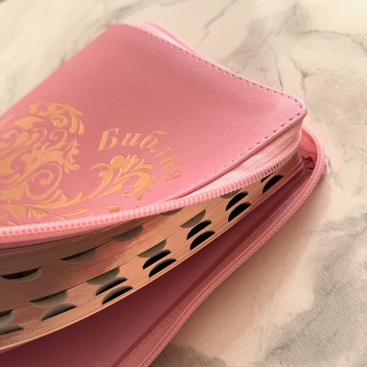 Библия 055 zti код 26055-21 дизайн "розово-золотое сердце", переплет из эко кожи на молнии с индексами, цвет рзовый, средний формат, 143*220 мм