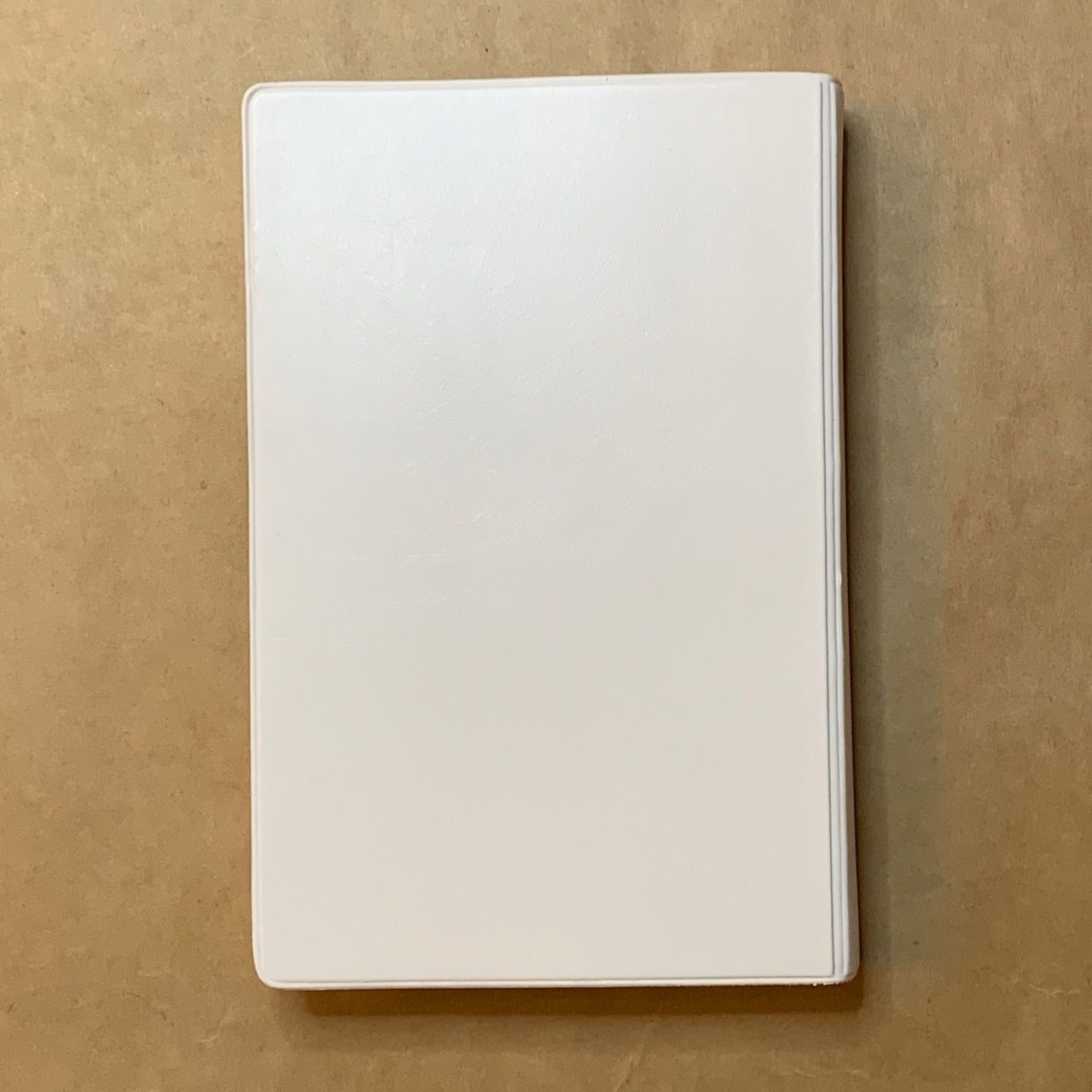 Библия 048 код E4 надпись "библия", переплет искусственной кожи, цвет белый, формат 125*190 мм, золотой обрез, синодальный перевод, паралельные места по центру страницы, 2 закладки, шрифт 10-11 кегель, цветные карты