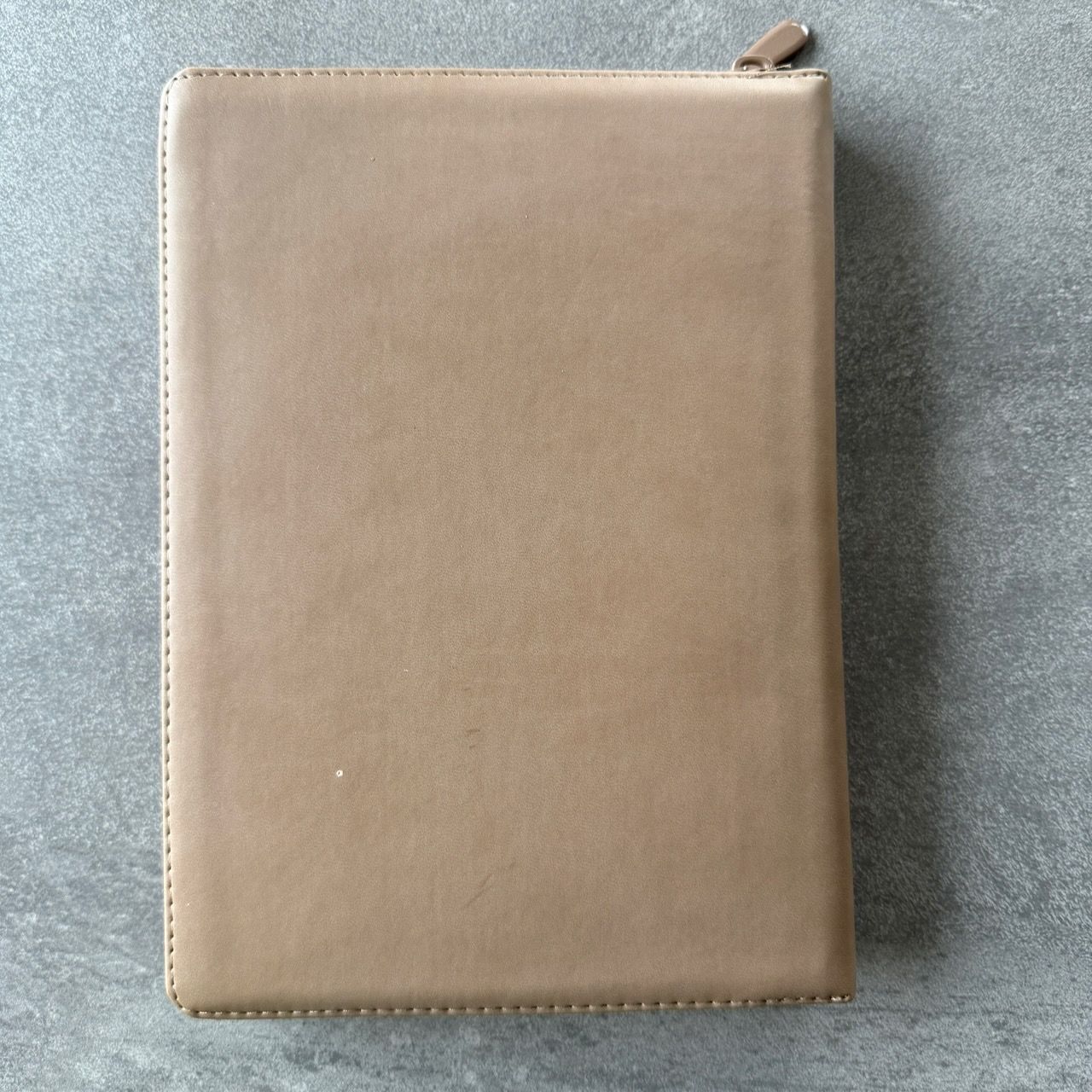 Дисконт. Белая точка на задней стороне обложке. Библия 076z код 25076-44, термо штамп "Терновый венец", переплет из эко кожи на молнии,  цвет серо-бежевый, размер 170x240 мм