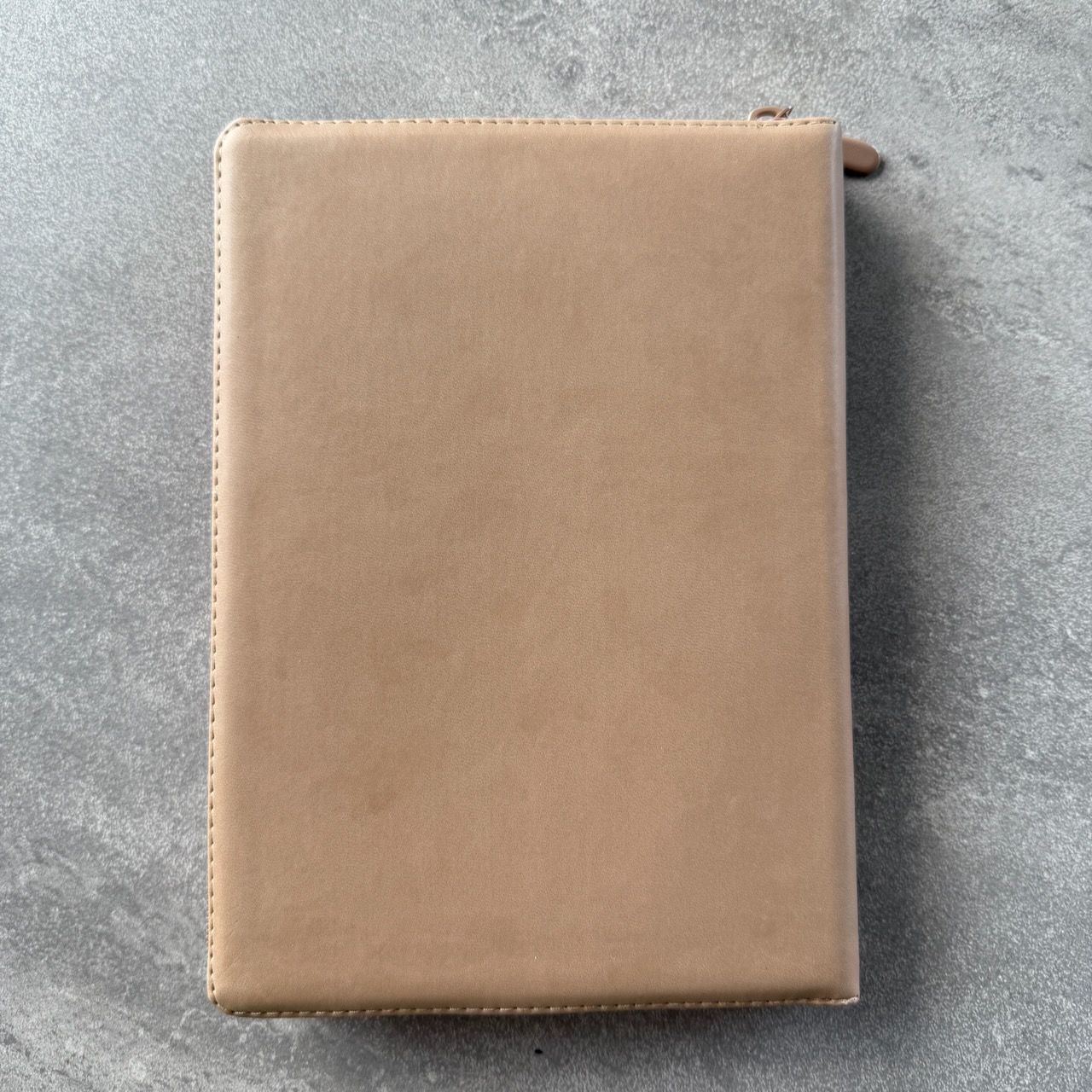 Дисконт. Белая точка на задней стороне обложке. Библия 076z код 25076-44, термо штамп "Терновый венец", переплет из эко кожи на молнии,  цвет серо-бежевый, размер 170x240 мм