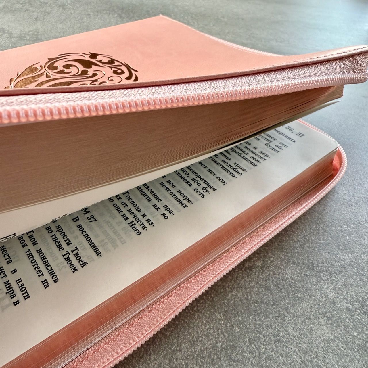 Дисконт №2. Синее пятнышко с задней стороны обложки. Библия 076z код 25076-45, дизайн "розово-золотое сердце", переплет из эко кожи на молнии,  цвет розово-золотой, размер 170x240 мм