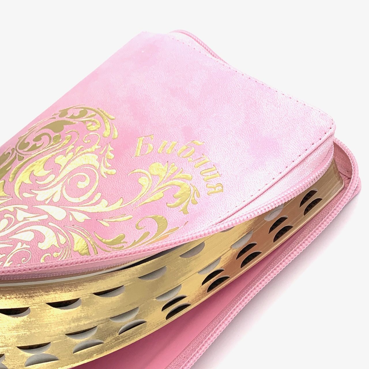 Дисконт 2. Серая точка справа по центру на лицевой обложке. Библия 055zti код 24055-18 дизайн "золотое сердце", переплет из искусственной кожи на молнии с индексами, цвет нежно розовый, средний формат, 143*220 мм