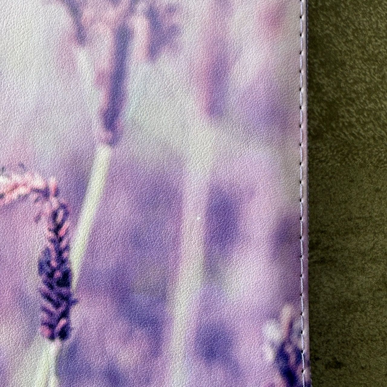 Дисконт №1 Белая точка по центра справа на лицевой обложке. Библия 048 zti код 25048-50 цветная печать "лаванда", переплет из искусственной кожи на молнии с индексами, формат 125*195 мм, цветной обрез