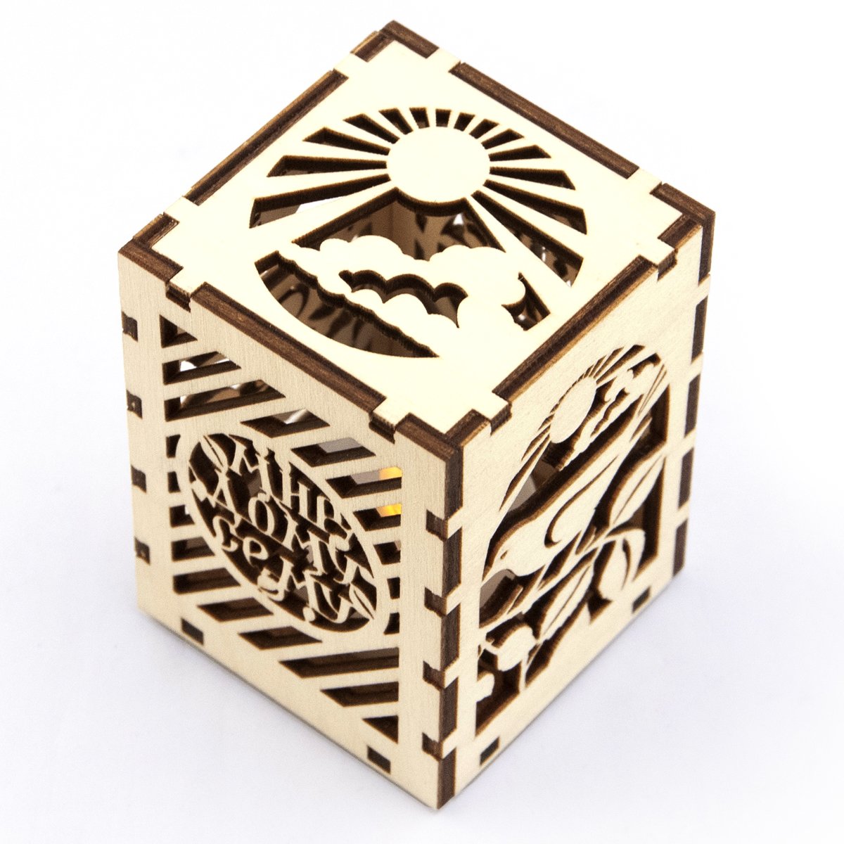 Сборная модель - конструктор с подсветкой "Мир дому сему"" из 7 деталей, размер в собранном виде 5,6х5,6х7,6 см, Материал: фанера. В комплекте светодиодная свеча с батарейкой.