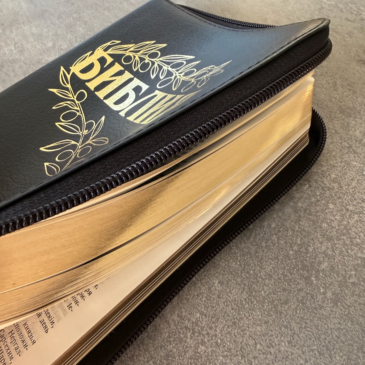 Библия Геце 057z, код 25057-17, цвет черный пятнистый, кожаный переплет на молнии, золотой обрез, две закладки, цветные карты, приложение Библейский спутник, размер 145*220 мм