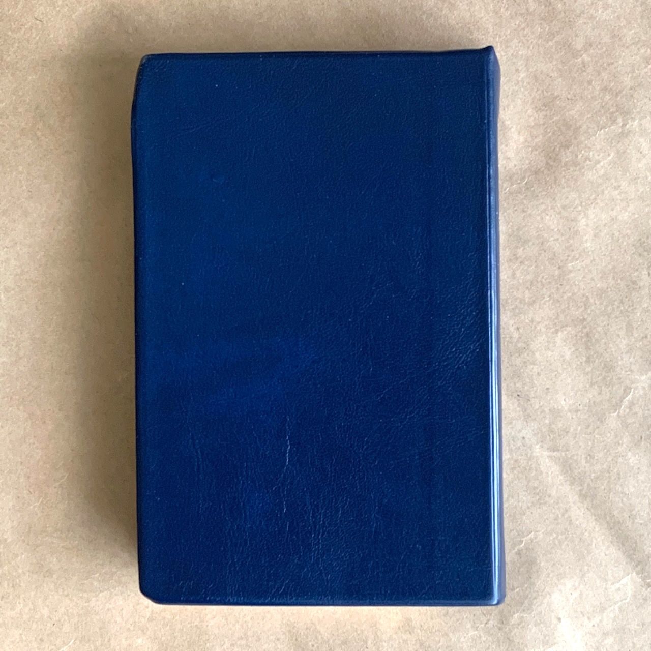 Библия 048 код E9 дизайн "Сердце", переплет искусственной кожи, цвет темно-синий, формат 125*190 мм, золотой обрез, синодальный перевод, паралельные места по центру страницы, 2 закладки, шрифт 10-11 кегель, цветные карты