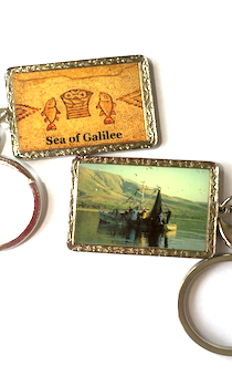 Брелок металлический прямоугольный с изображением "Галилейское море" с другой стороны "5 хлебов и 2 рыбки"