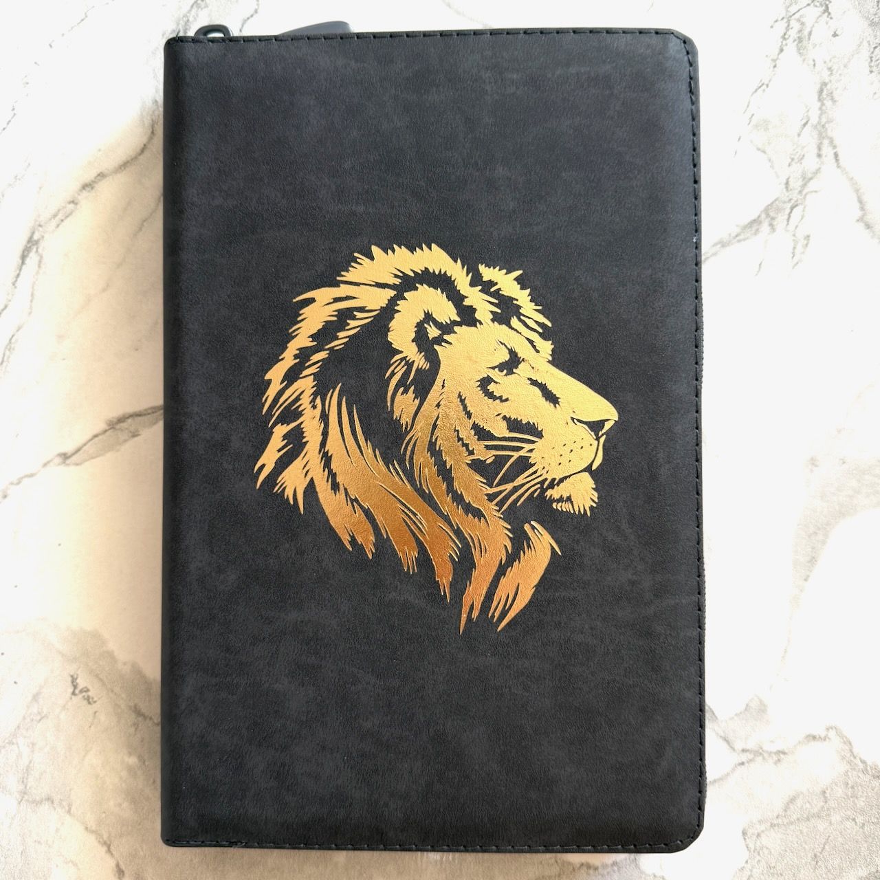 Библия 055z код 26055-14 дизайн "золотой лев", кожаный переплет на молнии, цвет серый пятнистый, средний формат, 143*220 мм