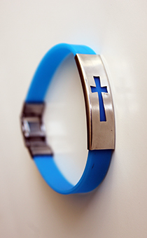 Браслет силиконовый с металлической вставкой в середине крест, с металлической застежкой цвет "голубой"
