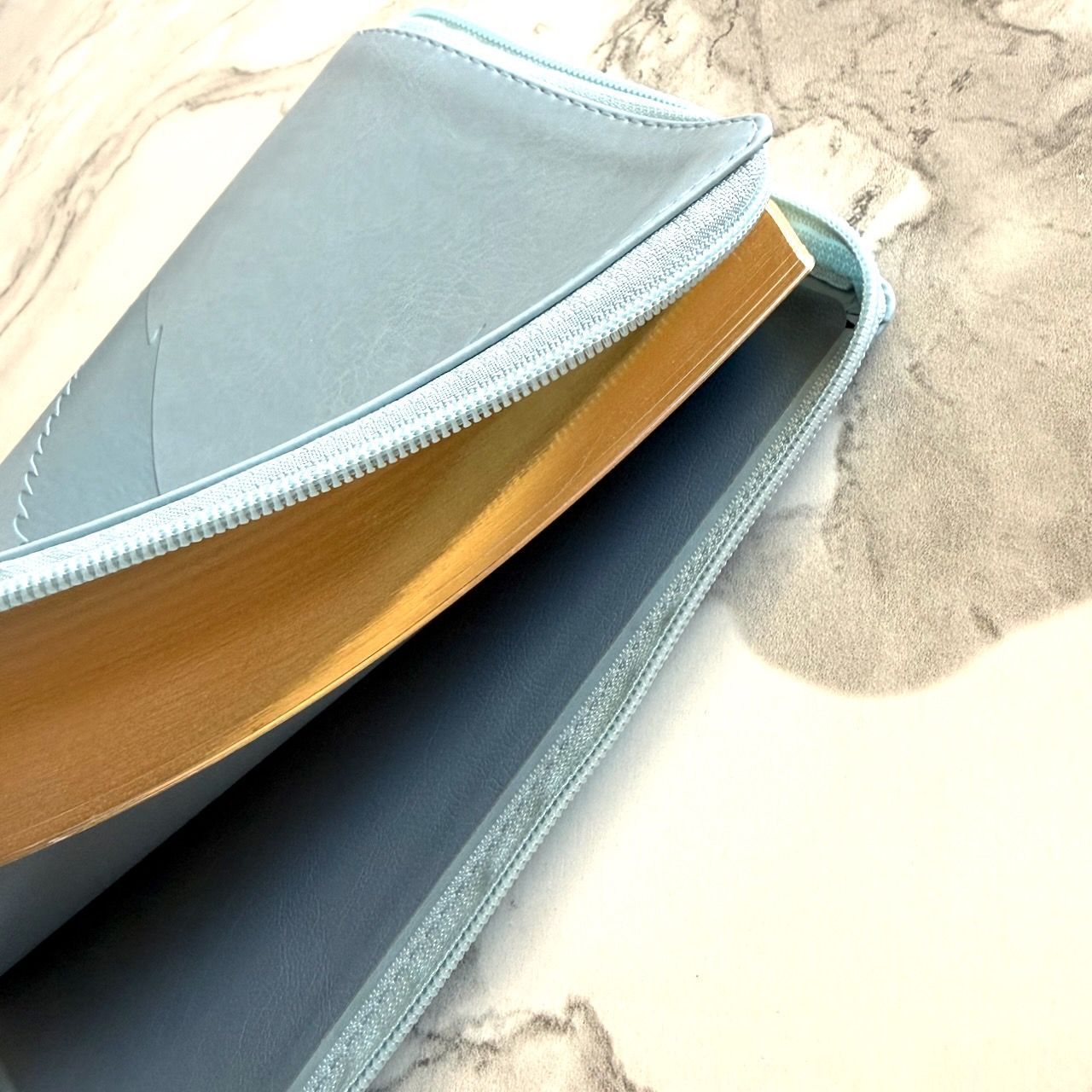 Библия 055z код 26055-39 термо штамп "голубь", переплет из эко кожи на молнии, цвет светло-голубой, средний формат, 143*220 мм