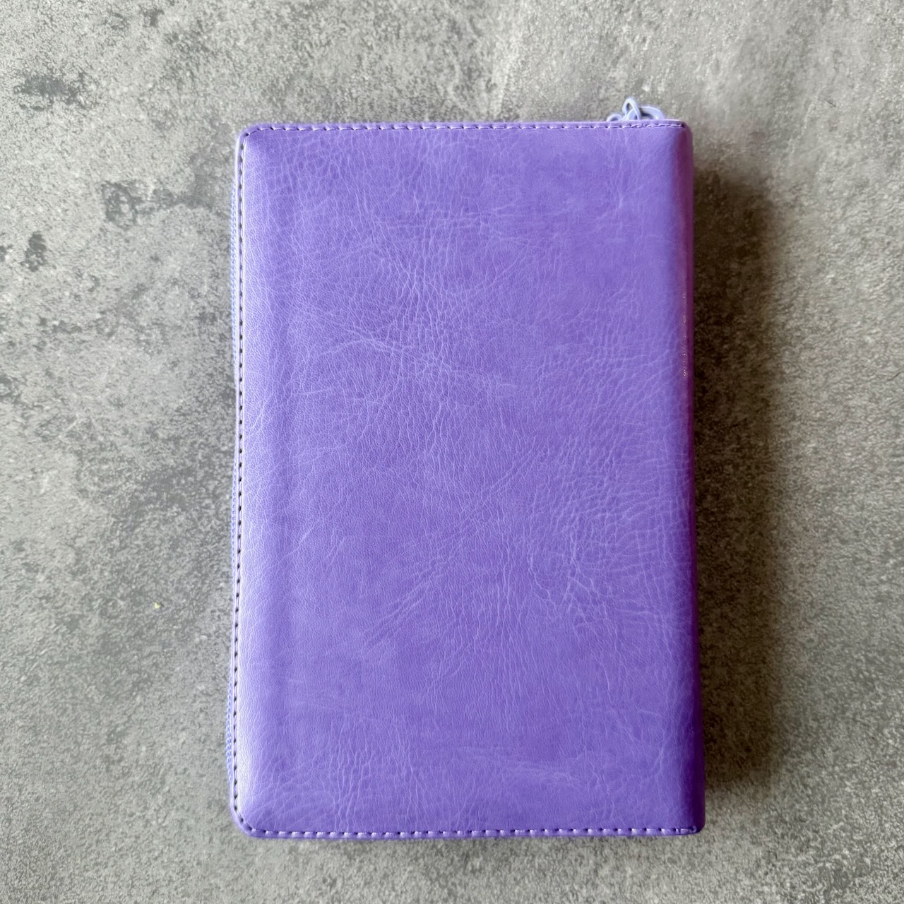 Библия 048 z код 25048-37 дизайн "термо штамп сердце", переплет из искусственной кожи на молнии, цвет светло-фиолетовый, формат 125*195 мм