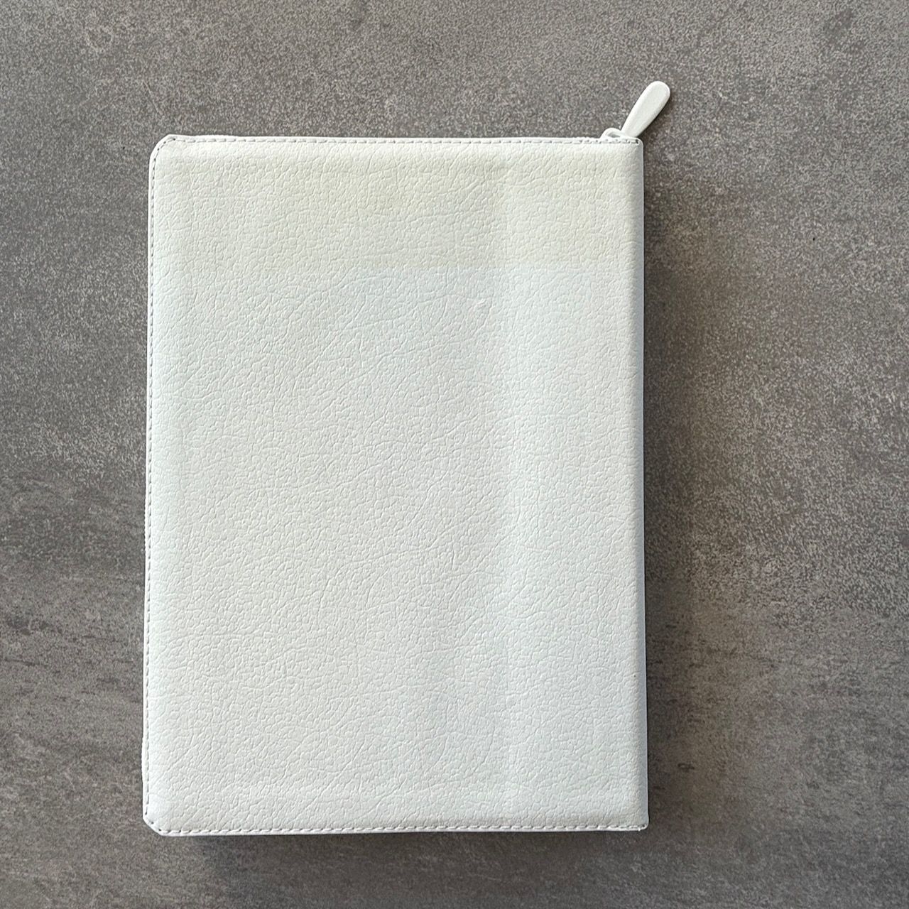 Дисконт. Бело-желтая полоска чуть выше центра спереди и сзади. Библия 076zti код 25076-16, дизайн "слово Библия", кожаный переплет на молнии с индексами, цвет белый пятнистый, размер 170x243 мм