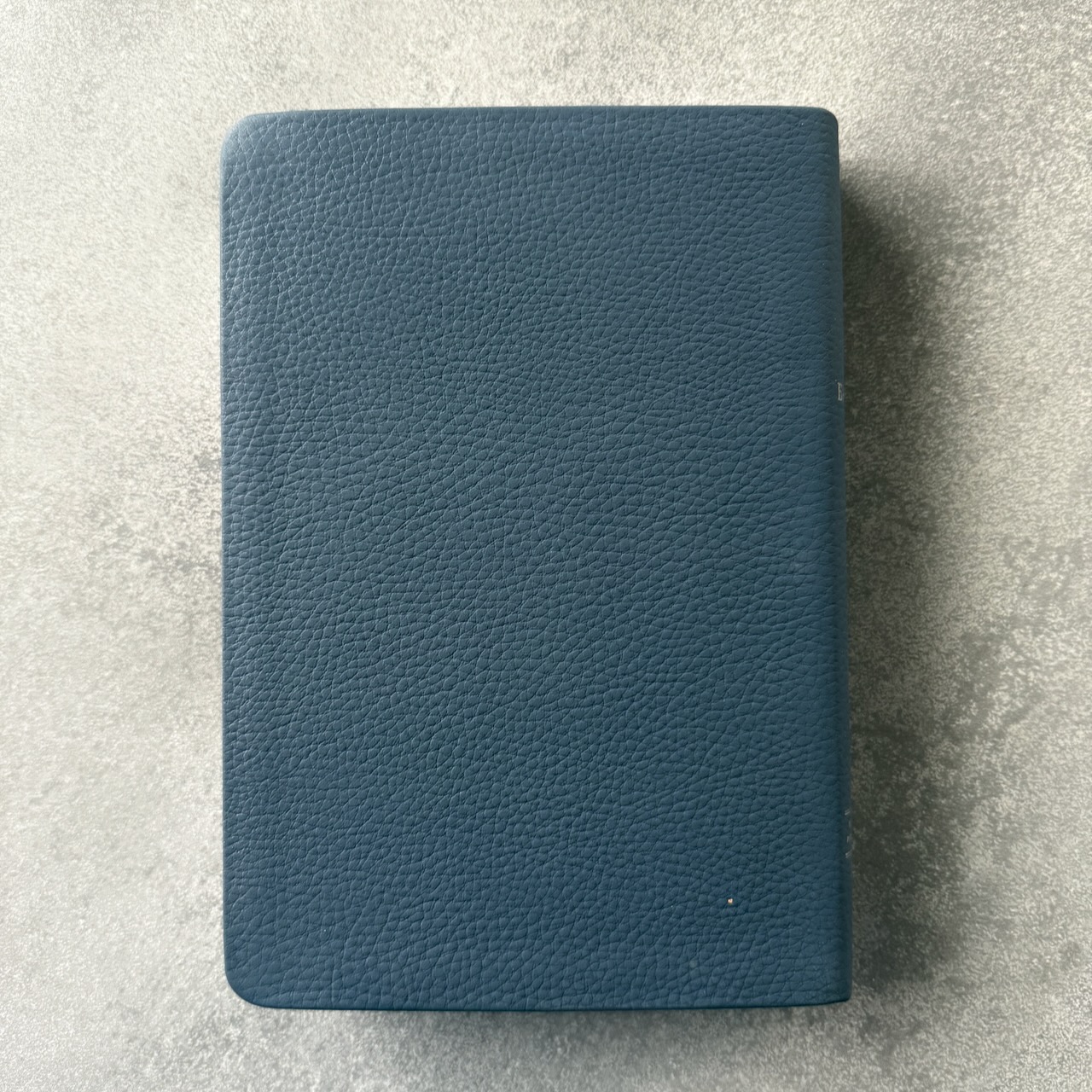 Библия в современном русском переводе 061. под редакцией Кулакова. Кожаный переплет, серебряные страницы, цвет темно-синий