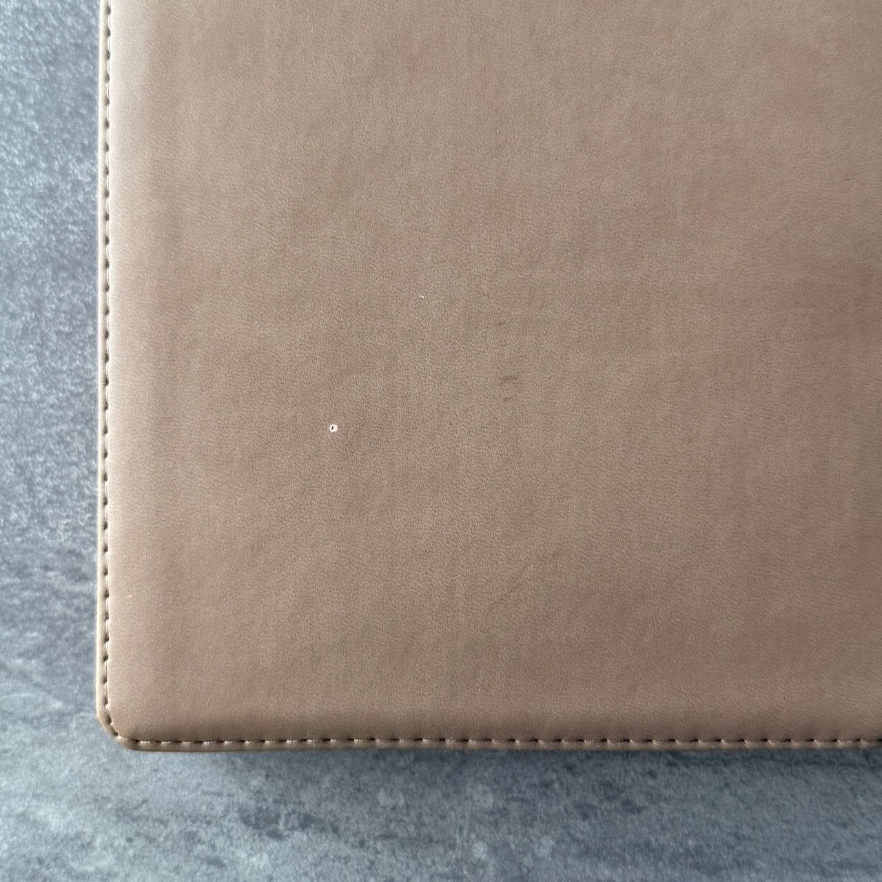 Дисконт. Белая точка на задней стороне обложке. Библия 076z код 25076-44, термо штамп "Терновый венец", переплет из эко кожи на молнии,  цвет серо-бежевый, размер 170x240 мм