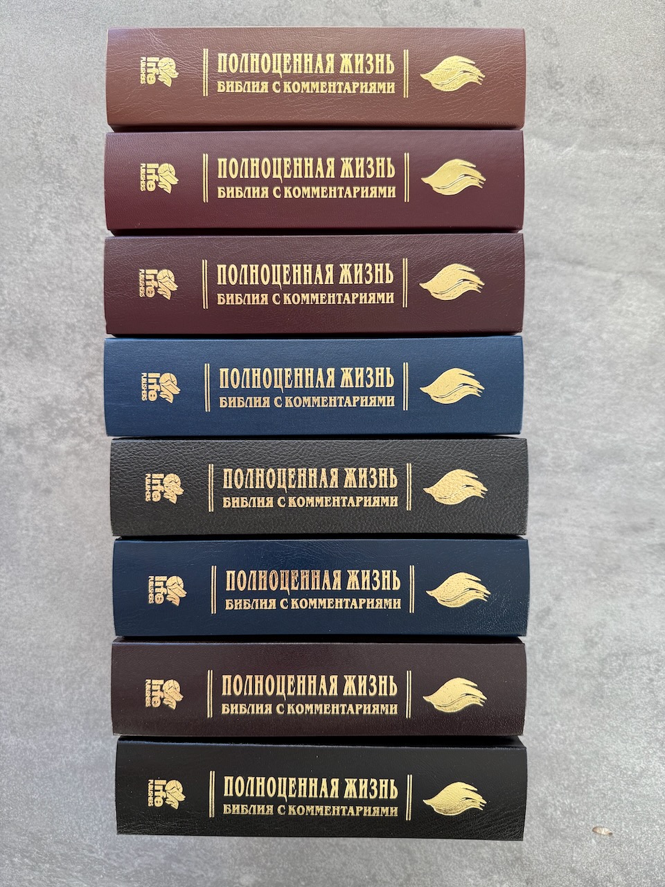 Библия с комментариями "Полноценная жизнь" 065, код 25065-3, твердый переплет, две закладки, цвет темно-синий, цветные карты