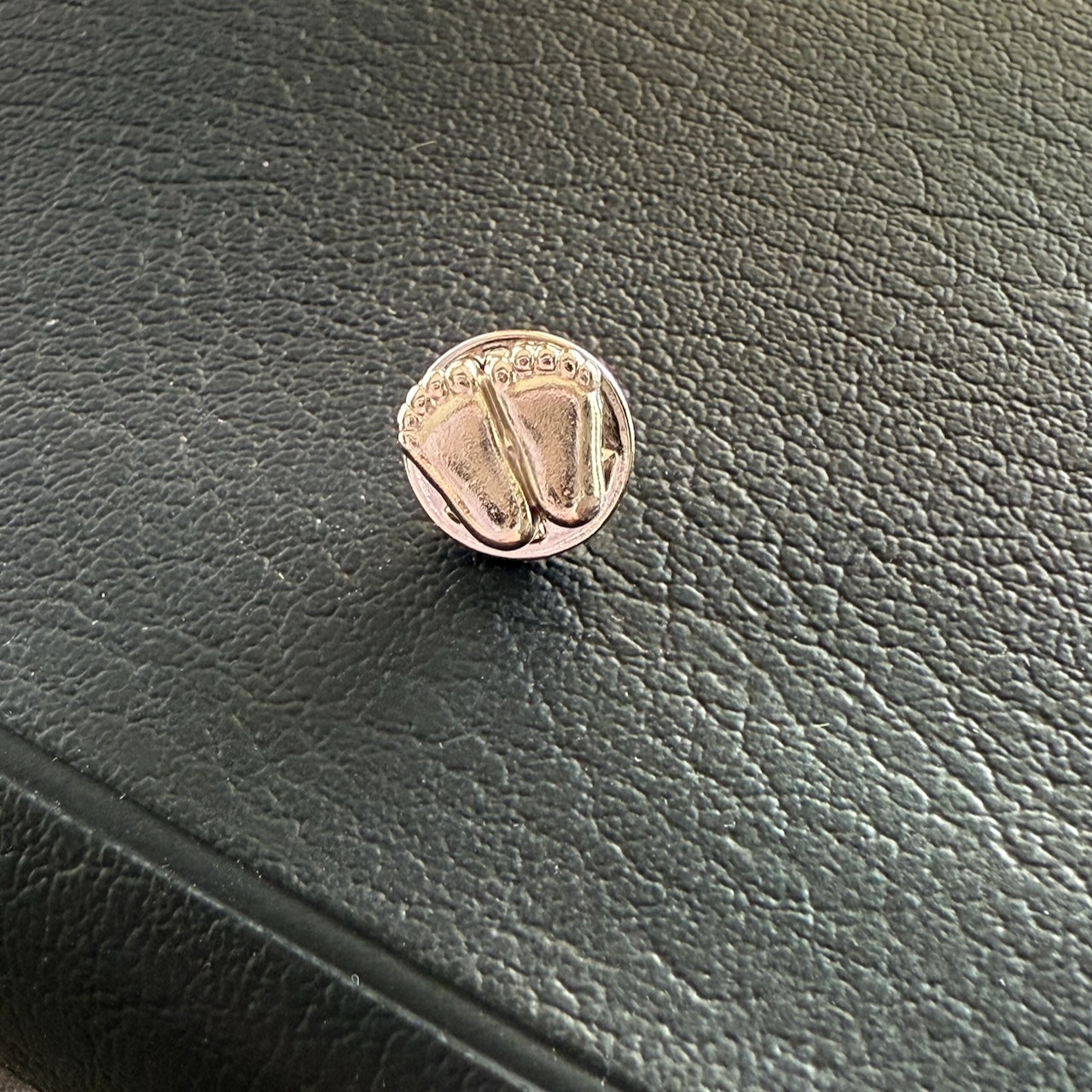 Значок "Пяточки", оригинальный размер 10 недельного ребенка,  металлический , цвет "серебро", размер 10*10 мм