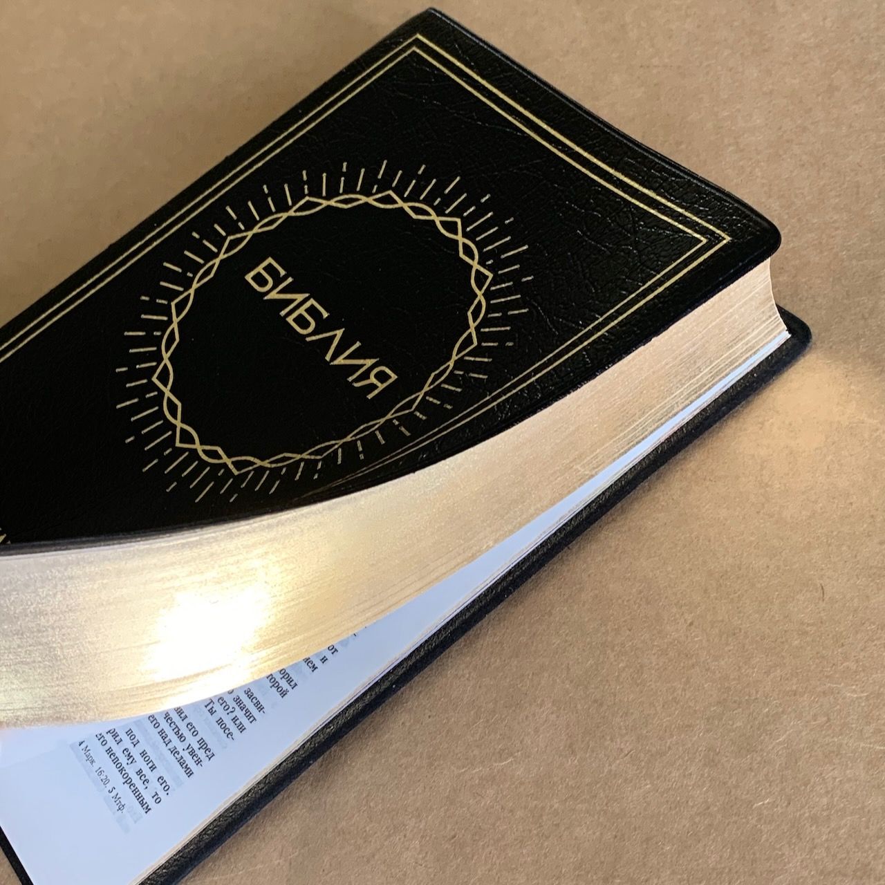 Библия 048 код E3 дизайн "Солнце", переплет искусственной кожи, цвет черный металлик, формат 125*190 мм, золотой обрез, синодальный перевод, параллельные места по центру страницы, 2 закладки, шрифт 10-11 кегель, цветные карты