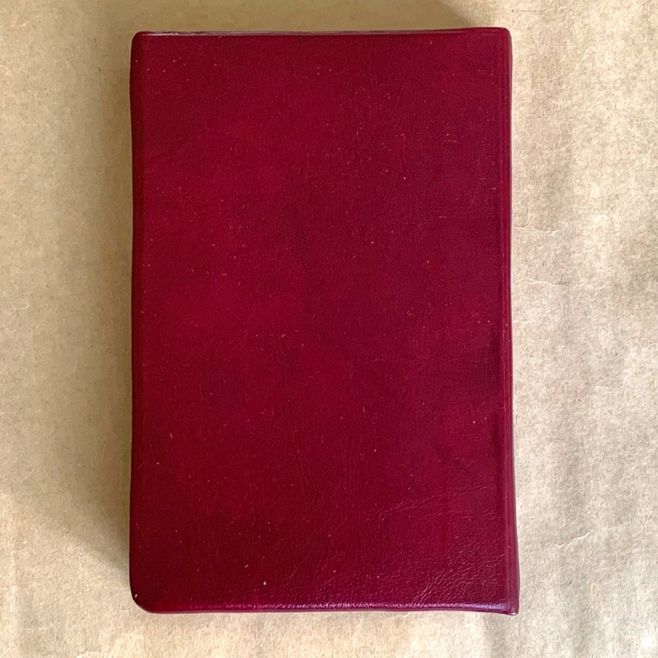 Библия 048 код E7 дизайн "Солнце", переплет искусственной кожи, цвет бордо, формат 125*190 мм, золотой обрез, синодальный перевод, паралельные места по центру страницы, 2 закладки, шрифт 10-11 кегель, цветные карты