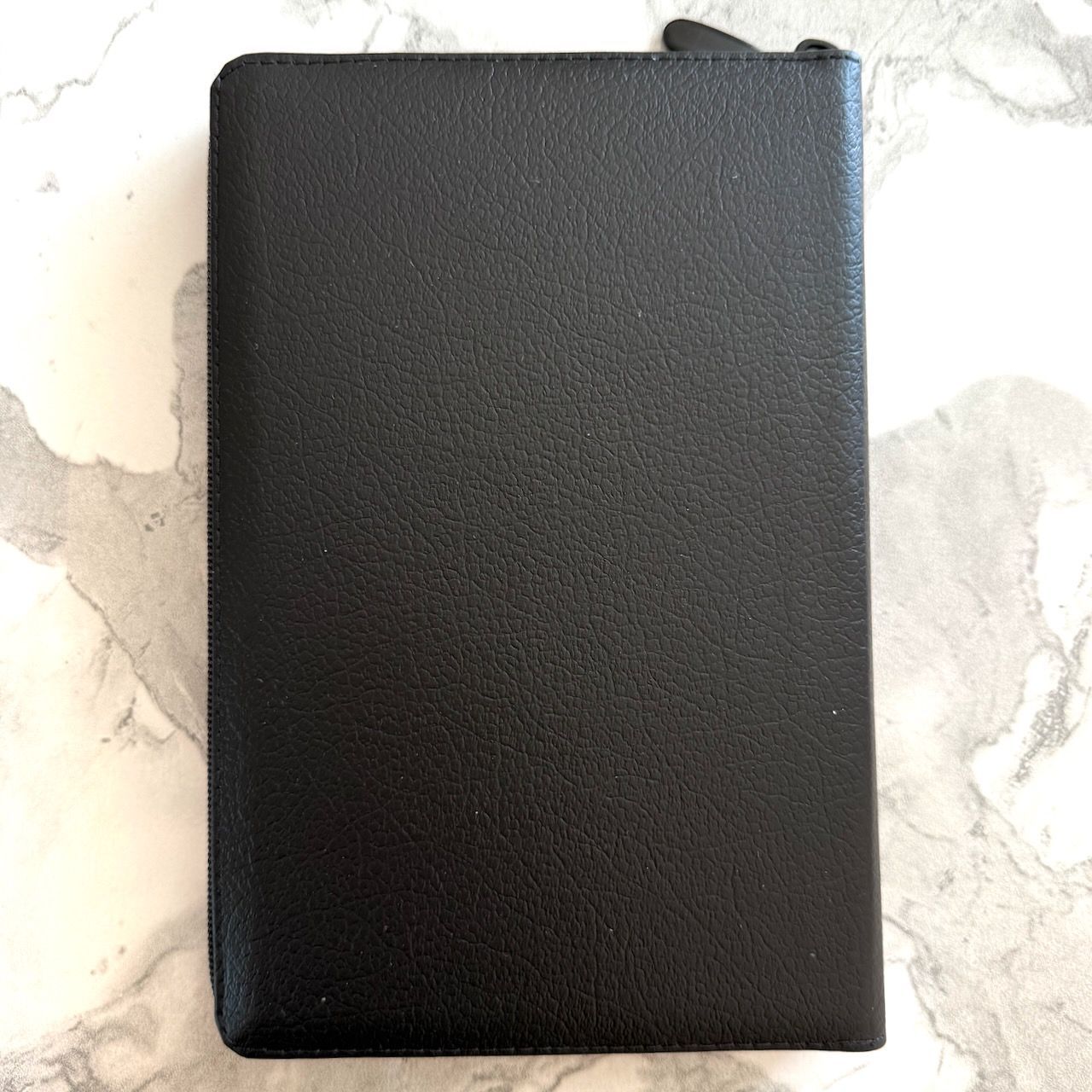 Библия 055zti код 26055-3 слово "Библия с вензелем", кожаный переплет на молнии с индексами, цвет черный пятнистый, средний формат, 143*220 мм