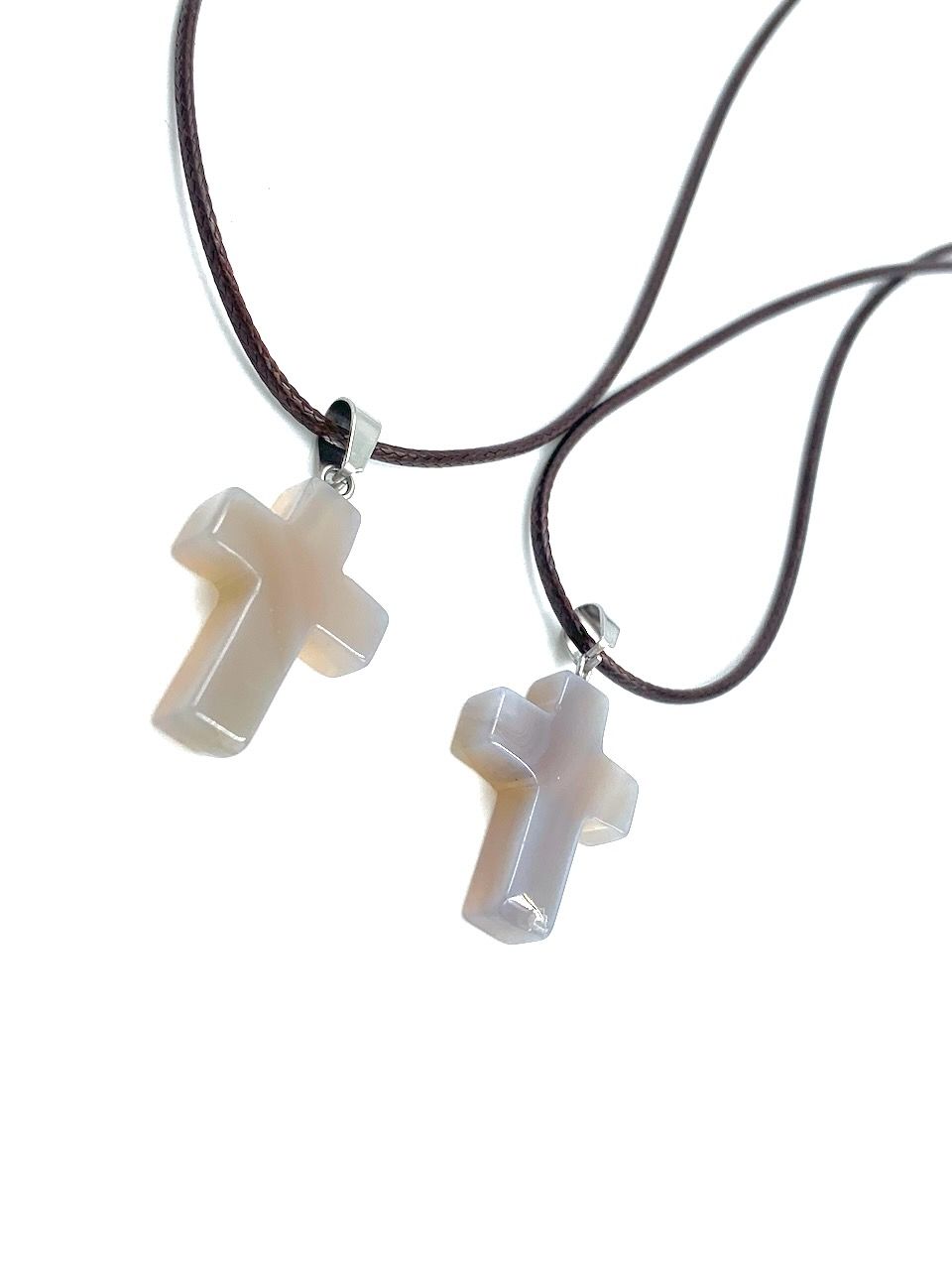 Кулон "Крестик"  (размер 17 на 25 мм) из камня, цвет молочный с фиолетовыми вставками на кожаном шнурочке с металлической застежкой (дополнительно можно увеличить на 3 см) код №6