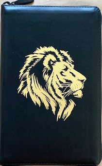 Библия 055z код I5 7118 переплет из натуральной кожи на молнии, цвет черный металлик, дизайн золотой лев, средний формат, 143*220 мм, паралельные места по центру страницы, золотой обрез, крупный шрифт