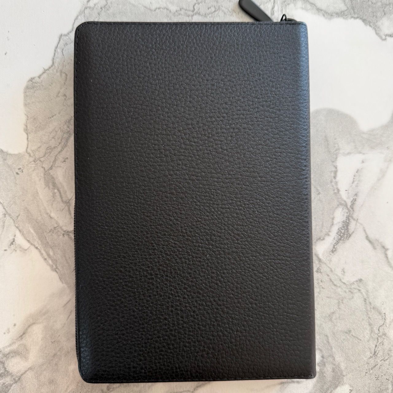 Библия 055 код 26055-50 дизайн "Библия с вензелем", переплет из премиальной натуральной кожи на молнии с индексами, цвет черный, средний формат, 143*220 мм