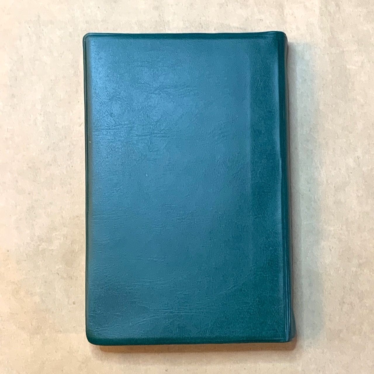 Библия 048 код E6 надпись "библия", переплет искусственной кожи, цвет зеленый, формат 125*190 мм, золотой обрез, синодальный перевод, параллельные места по центру страницы, 2 закладки, шрифт 10-11 кегель, цветные карты