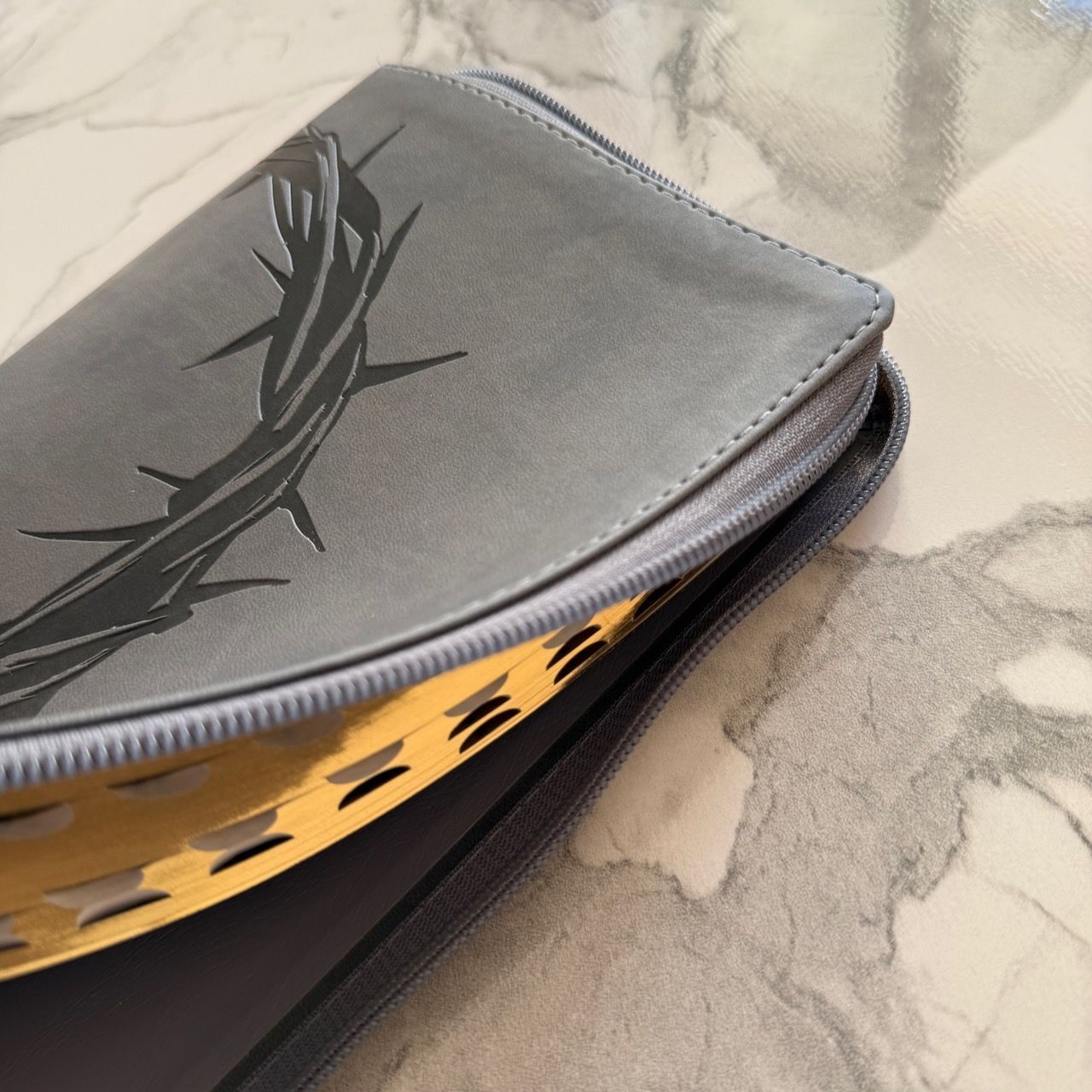 Библия 055zti код 26055-18 термо штамп "терновый венец", переплет из эко кожи на молнии с индексами, цвет серый, средний формат, 143*220 мм