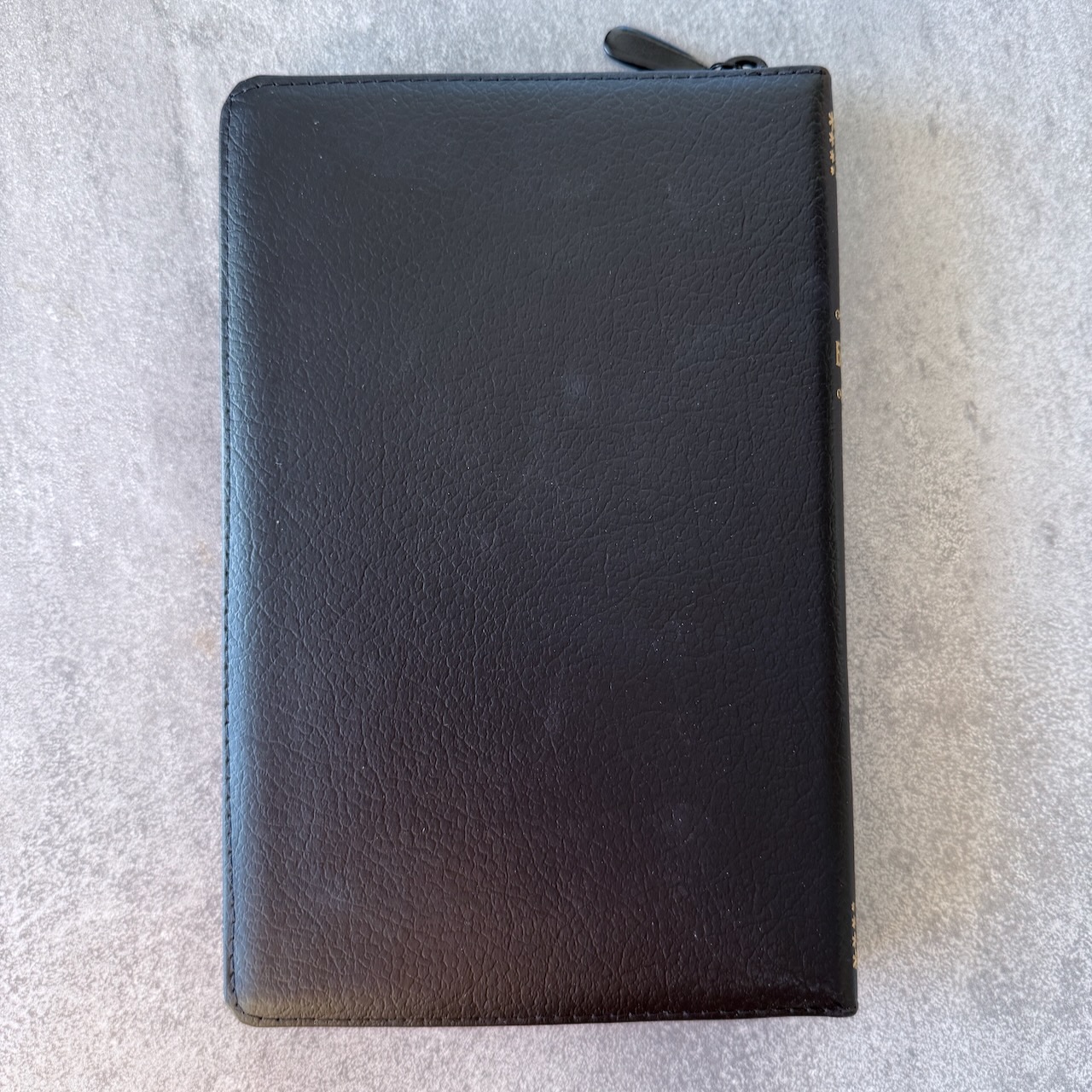 Библия Геце 057z, код 25057-17, цвет черный пятнистый, кожаный переплет на молнии, золотой обрез, две закладки, цветные карты, приложение Библейский спутник, размер 145*220 мм